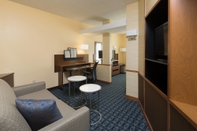 Common Space Fairfield Inn & Suites Newark Liberty International Airport