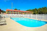 Kolam Renang Econo Lodge Petersburg - Fort Lee