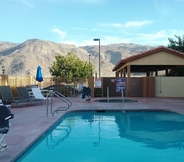 Swimming Pool 7 Oasis Inn & Suites Joshua Tree - 29 Palms