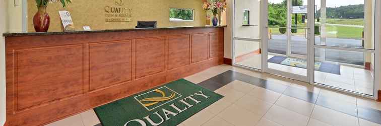 Lobby Quality Inn & Suites