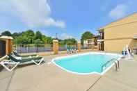 Swimming Pool Quality Inn & Suites