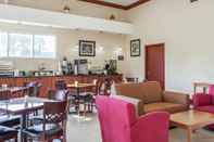 Quầy bar, cafe và phòng lounge Quality Inn & Suites