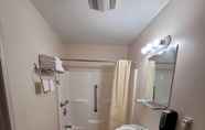 In-room Bathroom 6 Budget Host Inn Niagara Falls