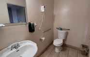 Toilet Kamar 4 Budget Host Inn Niagara Falls