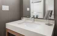 Toilet Kamar 2 Courtyard by Marriott Toronto Vaughan