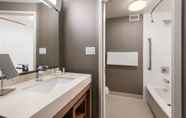 In-room Bathroom 5 Courtyard by Marriott Toronto Vaughan