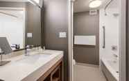 Toilet Kamar 5 Courtyard by Marriott Toronto Vaughan