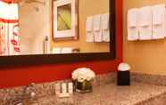 In-room Bathroom 5 Courtyard by Marriott Alexandria Pentagon South