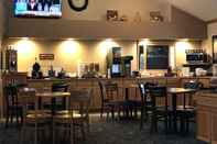 Bar, Kafe dan Lounge FairBridge Inn & Suites in Thorp, WI