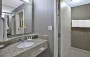 In-room Bathroom 7 Courtyard Somerset by Marriott