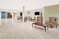 Lobby Microtel Inn & Suites by Wyndham Hagerstown