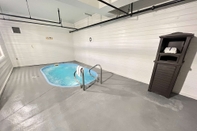 Entertainment Facility SureStay Plus Hotel by Best Western Mammoth Lakes