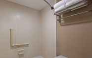 Toilet Kamar 4 SureStay Hotel by Best Western East Brunswick