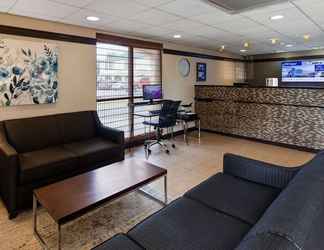 Lobi 2 SureStay Hotel by Best Western East Brunswick