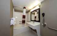 In-room Bathroom 4 Red Roof Inn & Suites Newburgh – Stewart Airport