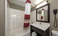 Phòng tắm bên trong 7 Red Roof Inn & Suites Newburgh – Stewart Airport