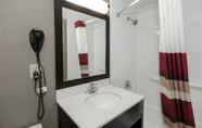 In-room Bathroom 3 Red Roof Inn & Suites Newburgh – Stewart Airport