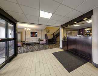 Lobi 2 Red Roof Inn & Suites Newburgh – Stewart Airport