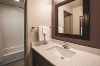 In-room Bathroom La Quinta Inn & Suites by Wyndham North Orem