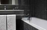 In-room Bathroom 7 AC Hotel Som by Marriott