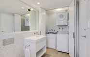 In-room Bathroom 7 Adina Apartment Hotel Sydney Chippendale