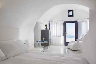 Bedroom 4 Katikies Chromata Santorini - The Leading Hotels of the World