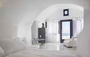 Kamar Tidur 3 Katikies Chromata Santorini - The Leading Hotels of the World