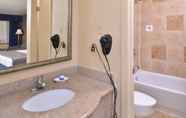 In-room Bathroom 5 Red Roof Inn & Suites Irving – DFW Airport South