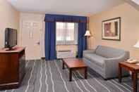 Common Space Red Roof Inn & Suites Irving – DFW Airport South