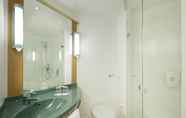 In-room Bathroom 3 ibis Barcelona Castelldefels