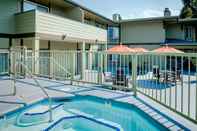 Swimming Pool Plaza Inn & Suites at Ashland Creek