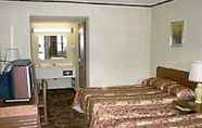 Bedroom 4 Parkway Inn