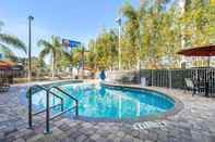 Kolam Renang Comfort Inn & Suites Orlando North
