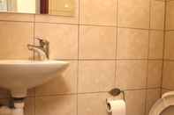 Toilet Kamar Holly House Hotel