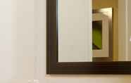 Toilet Kamar 3 Courtyard by Marriott Newark Elizabeth