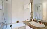 In-room Bathroom 2 NH Hamburg Altona