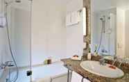 In-room Bathroom 2 NH Hamburg Altona