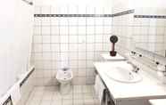 Toilet Kamar 7 Hotel Le Tilbury