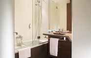 Phòng tắm bên trong 7 Hotel Oceania Saint Malo