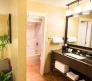 In-room Bathroom 5 Best Western Sicamous Inn