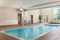 Swimming Pool Days Inn by Wyndham Ottawa Airport