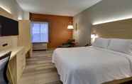 Bedroom 3 Holiday Inn Express & Suites - Interstate 380 at 33rd Avenue, an IHG Hotel