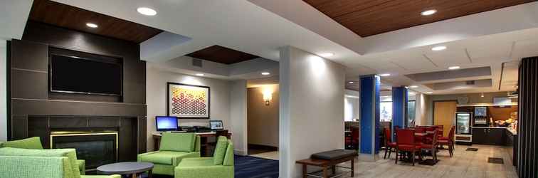 Lobby Holiday Inn Express & Suites - Interstate 380 at 33rd Avenue, an IHG Hotel