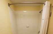 In-room Bathroom 4 Days Inn by Wyndham Macon I-75 North