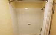 In-room Bathroom 4 Days Inn by Wyndham Macon I-75 North