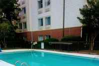 Swimming Pool Days Inn by Wyndham Macon I-75 North