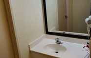 In-room Bathroom 2 Days Inn by Wyndham Macon I-75 North