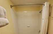 In-room Bathroom 3 Days Inn by Wyndham Macon I-75 North