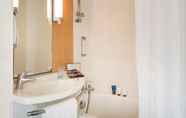 In-room Bathroom 5 ibis Niort Marais Poitevin