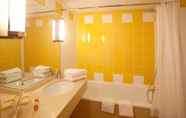 Toilet Kamar 7 Sure Hotel by Best Western Bordeaux Lac